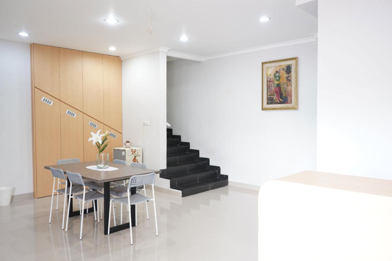 Urooms Senayan Jakarta Exterior foto